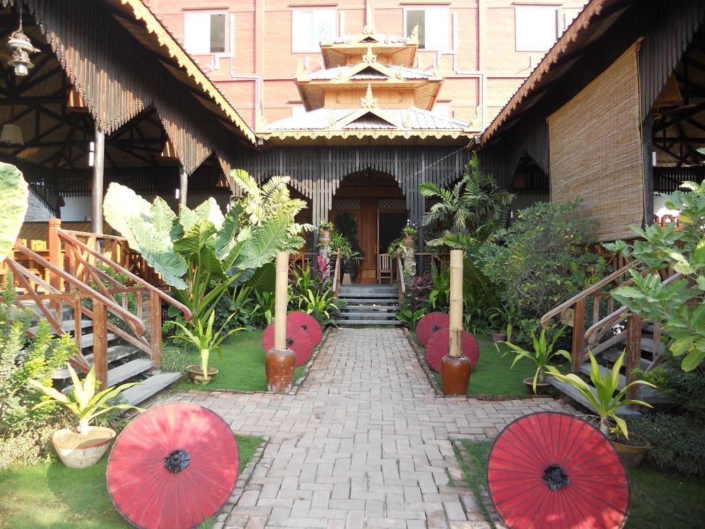 A Little Bit Of Mandalay Tavern Bed & Breakfast Exterior photo