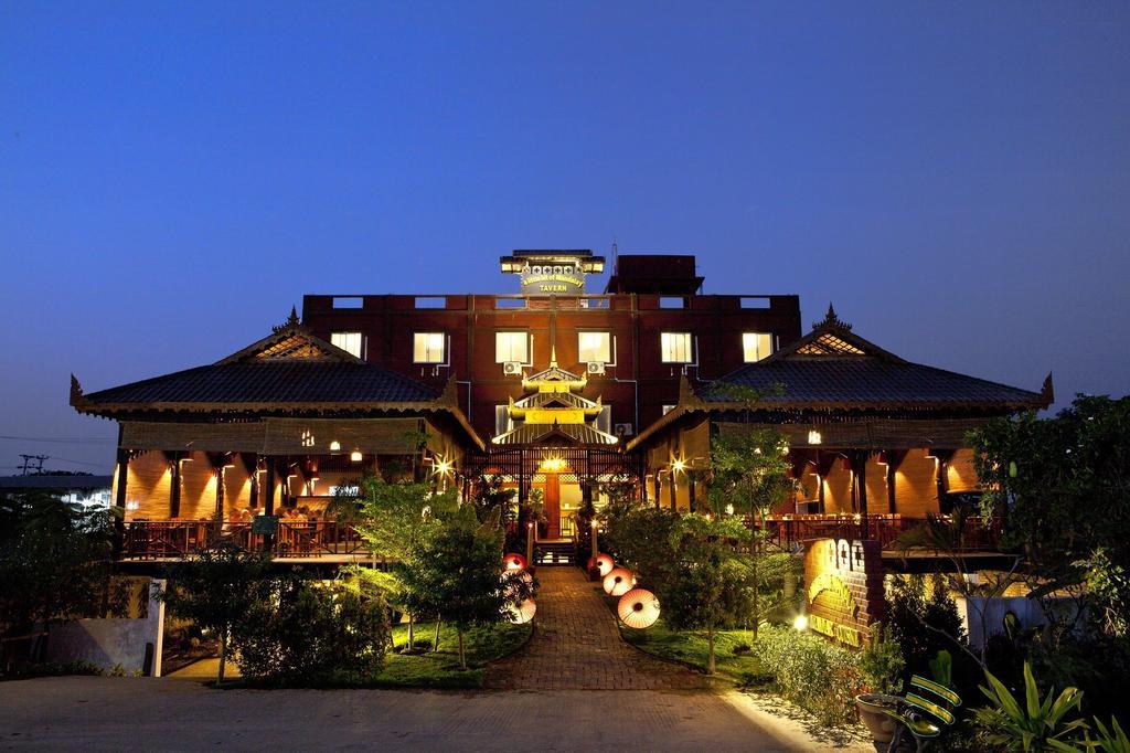 A Little Bit Of Mandalay Tavern Bed & Breakfast Exterior photo