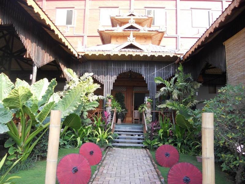 A Little Bit Of Mandalay Tavern Bed & Breakfast Exterior photo