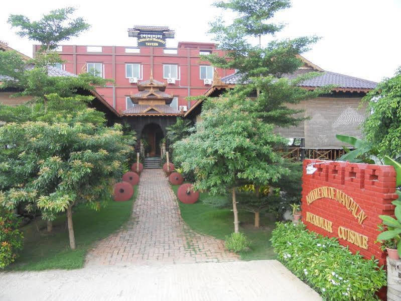 A Little Bit Of Mandalay Tavern Bed & Breakfast Exterior photo