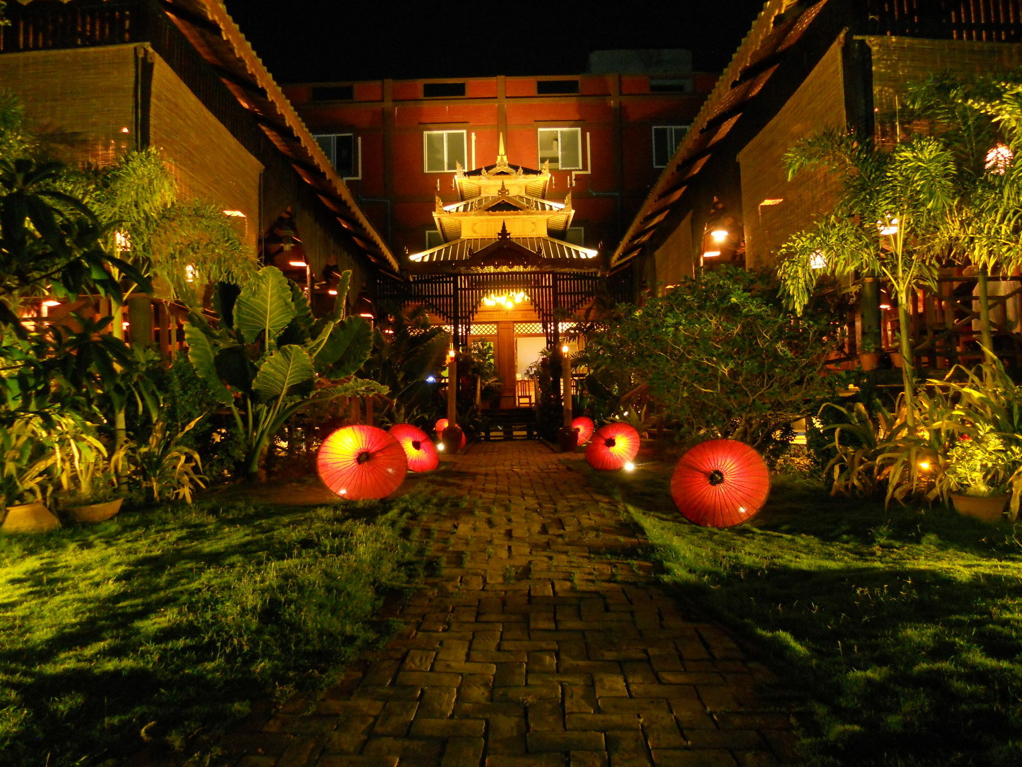 A Little Bit Of Mandalay Tavern Bed & Breakfast Exterior photo